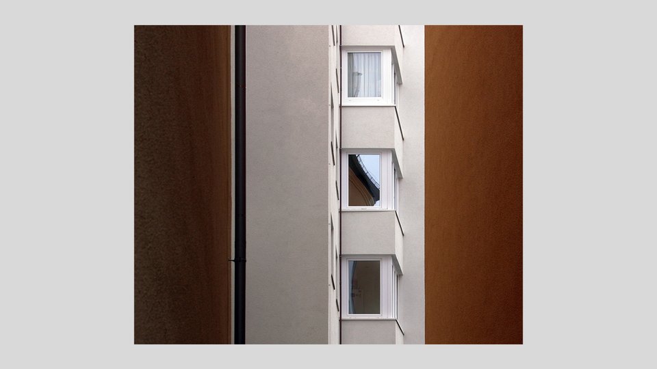 Architekturfotografie einer Geb?udefassade mit Fenstern